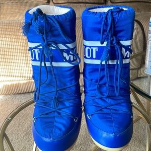 Moon Boot Blue size 6 woman’s like new